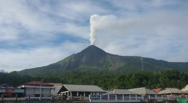Gunung Karangetang Sulawesi Utara menyemburkan Abu Vulkanik