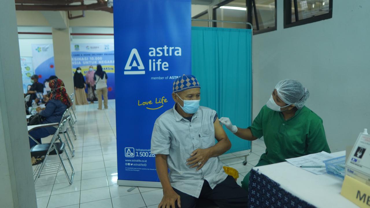 Astra Life Berkolaborasi Dengan KitaBisa.com Beri Akomodasi Vaksin & Sembako untuk Lansia Dhuafa