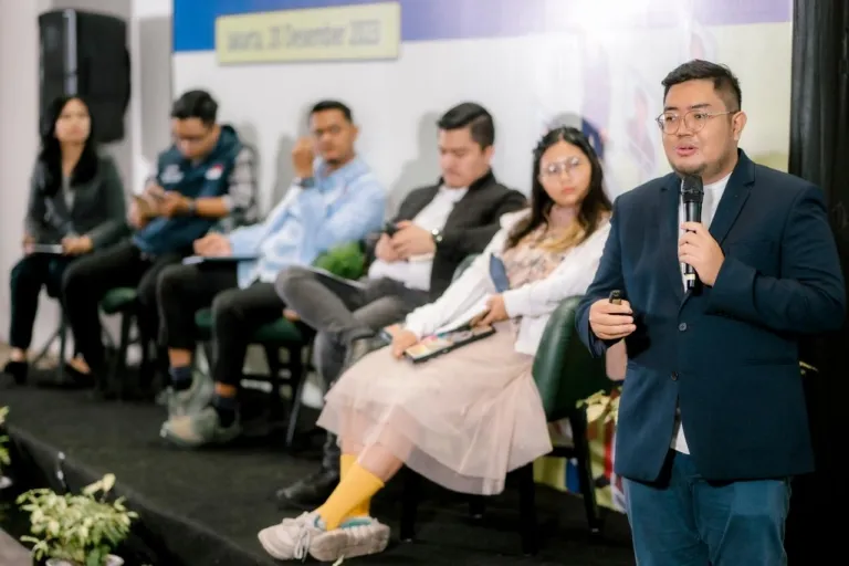 Kepuasan Publik terhadap Prabowo-Gibran Turun 25 Poin pada Tahun Kedua, Harga Kebutuhan Pokok Jadi Sorotan.