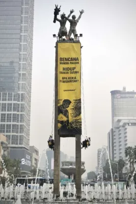 Greenpeace Bentangkan Spanduk Raksasa di Puncak Patung Selamat Datang Bundaran HI Hari Ini